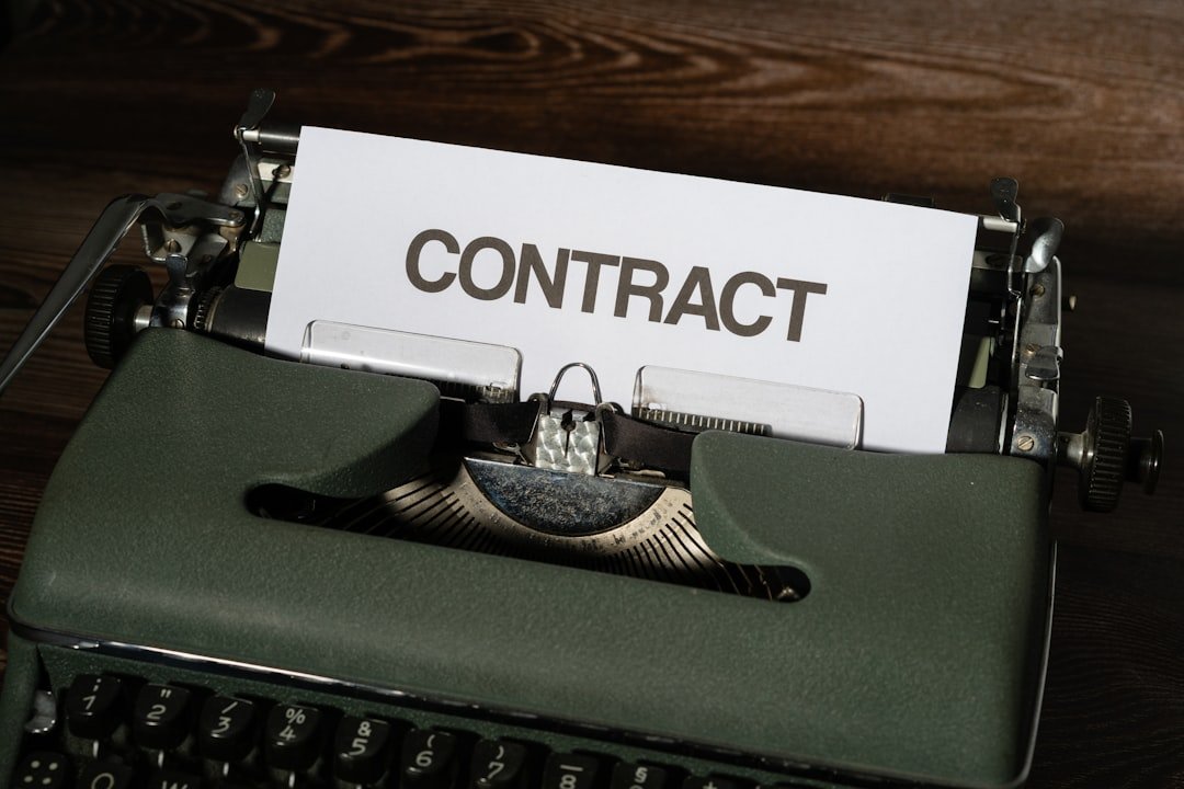 Abogado revisando contrato y tabla de honorarios en escritorio