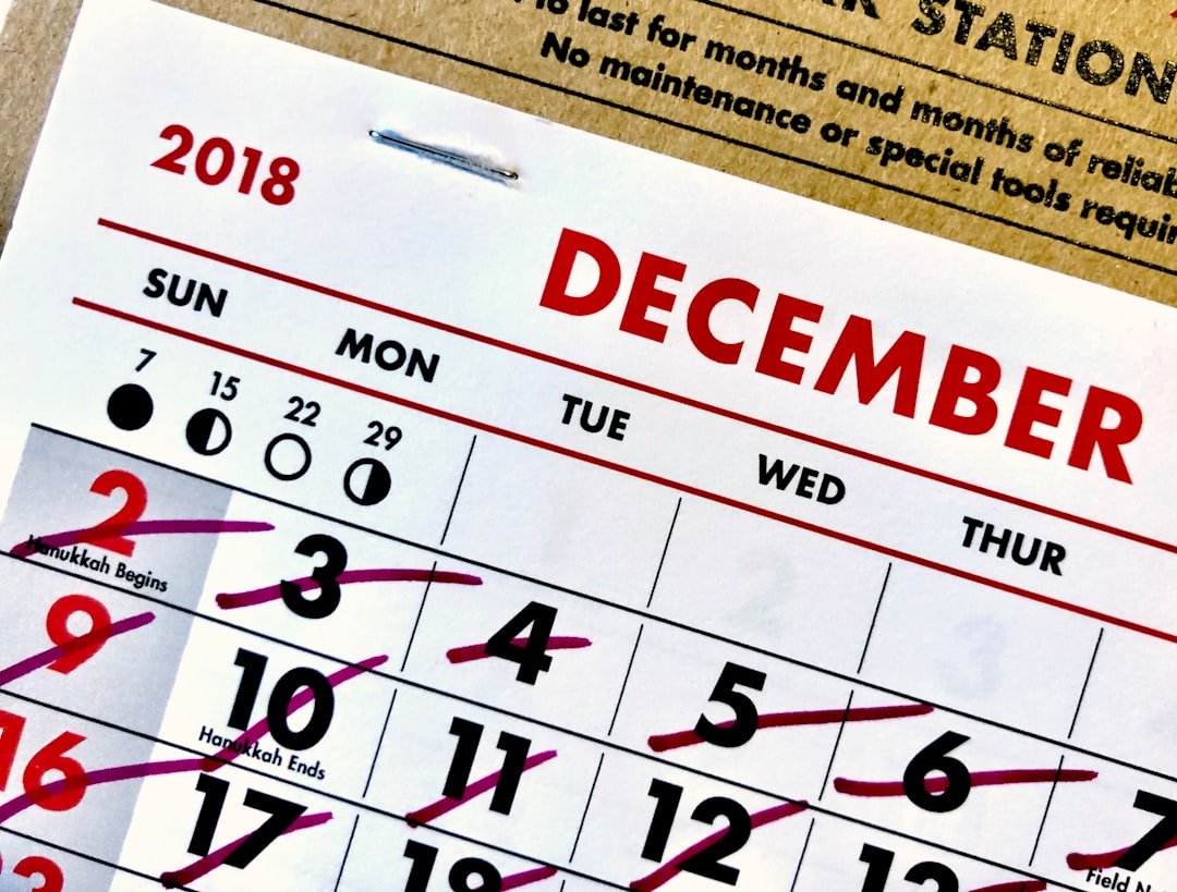 Calendario de escritorio con plazos procesales marcados, reloj y documento legal en fondo