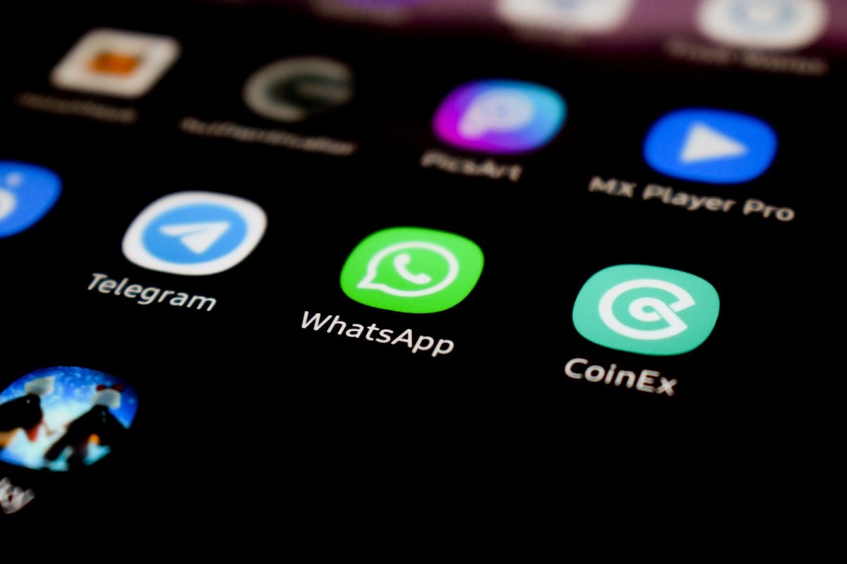 Abogado escribiendo en WhatsApp desde laptop y celular, con icono de mensajes