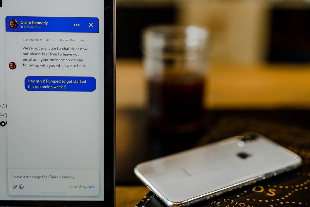 Abogado usando WhatsApp en su escritorio para comunicarse con clientes